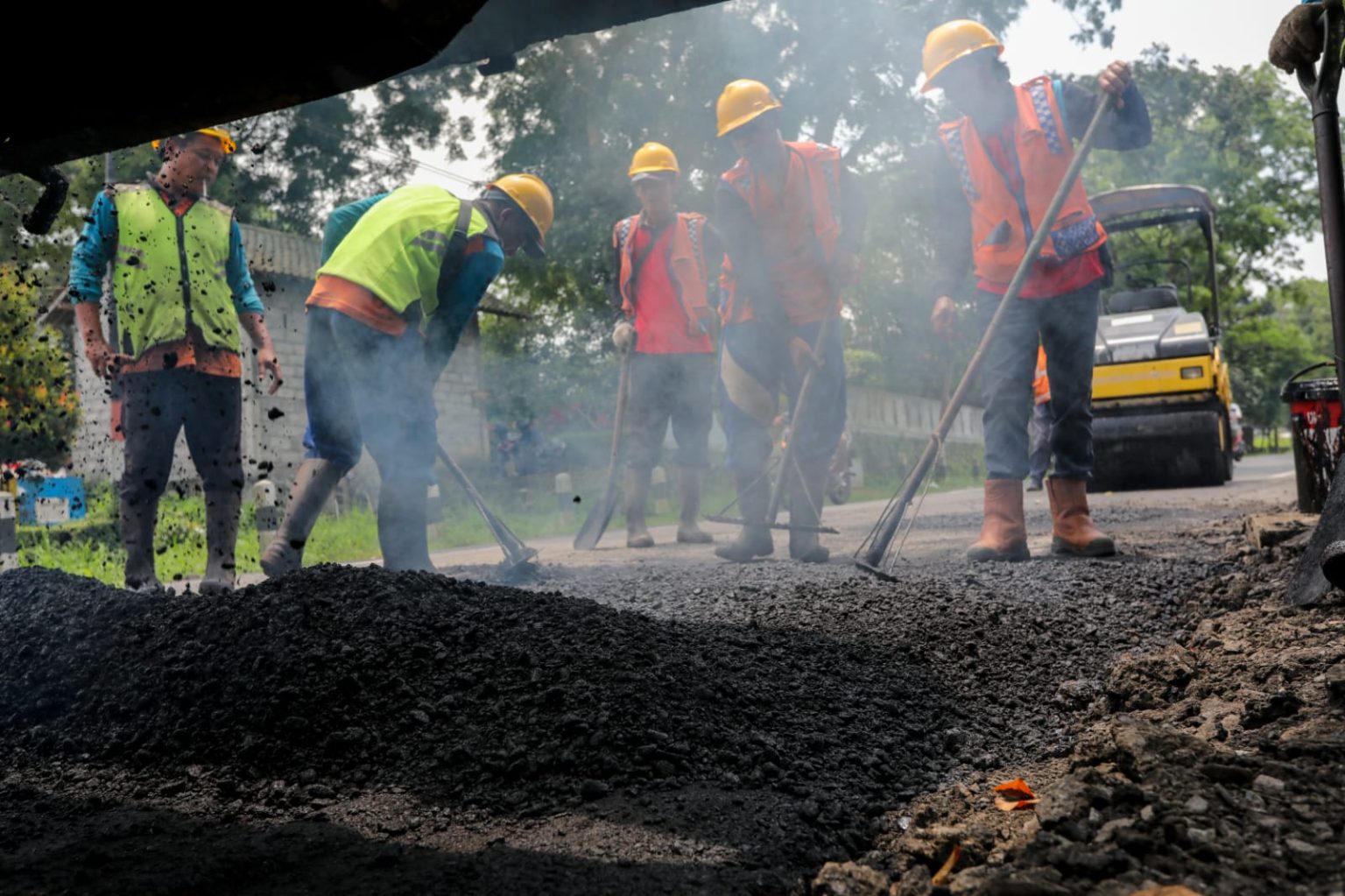 Secuil Kisah Pekerja Perbaikan Jalan Provinsi yang Setia Hingga 17 Tahun