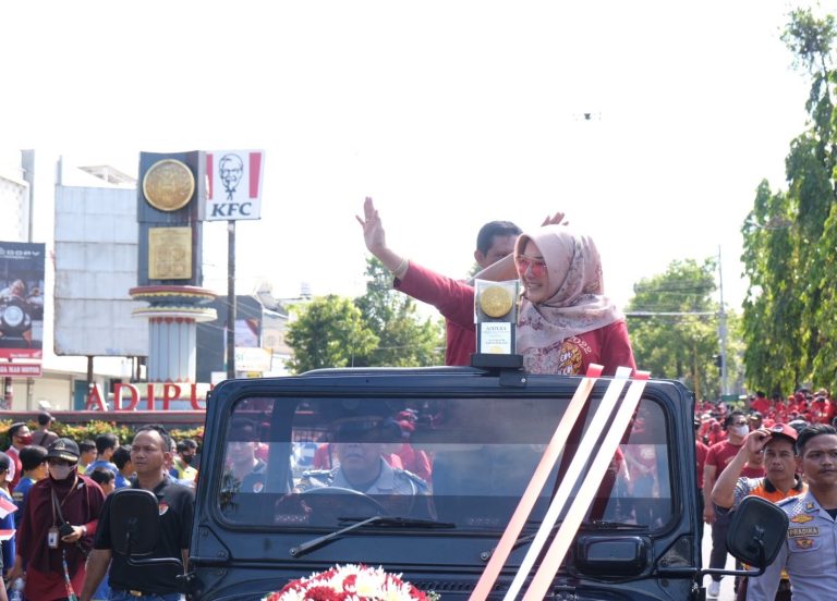 Penantian 27 Tahun, Klaten Gelar Arak-Arakan Piala Adipura