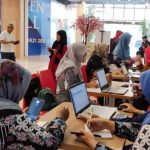 Pelaku usaha melakukan pendaftaran sertifikasi halal di Pejaten Village Jakarta
