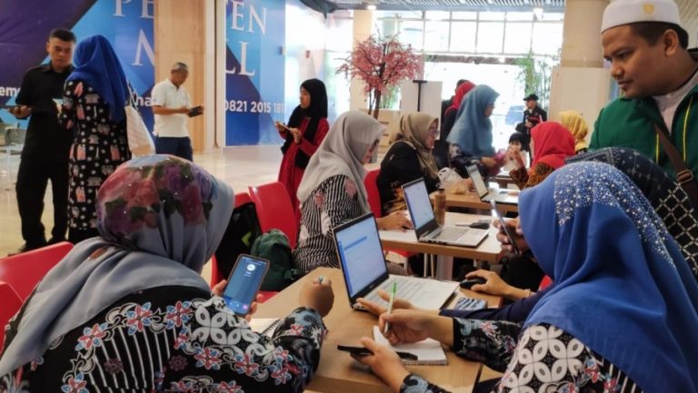 Pelaku usaha melakukan pendaftaran sertifikasi halal di Pejaten Village Jakarta