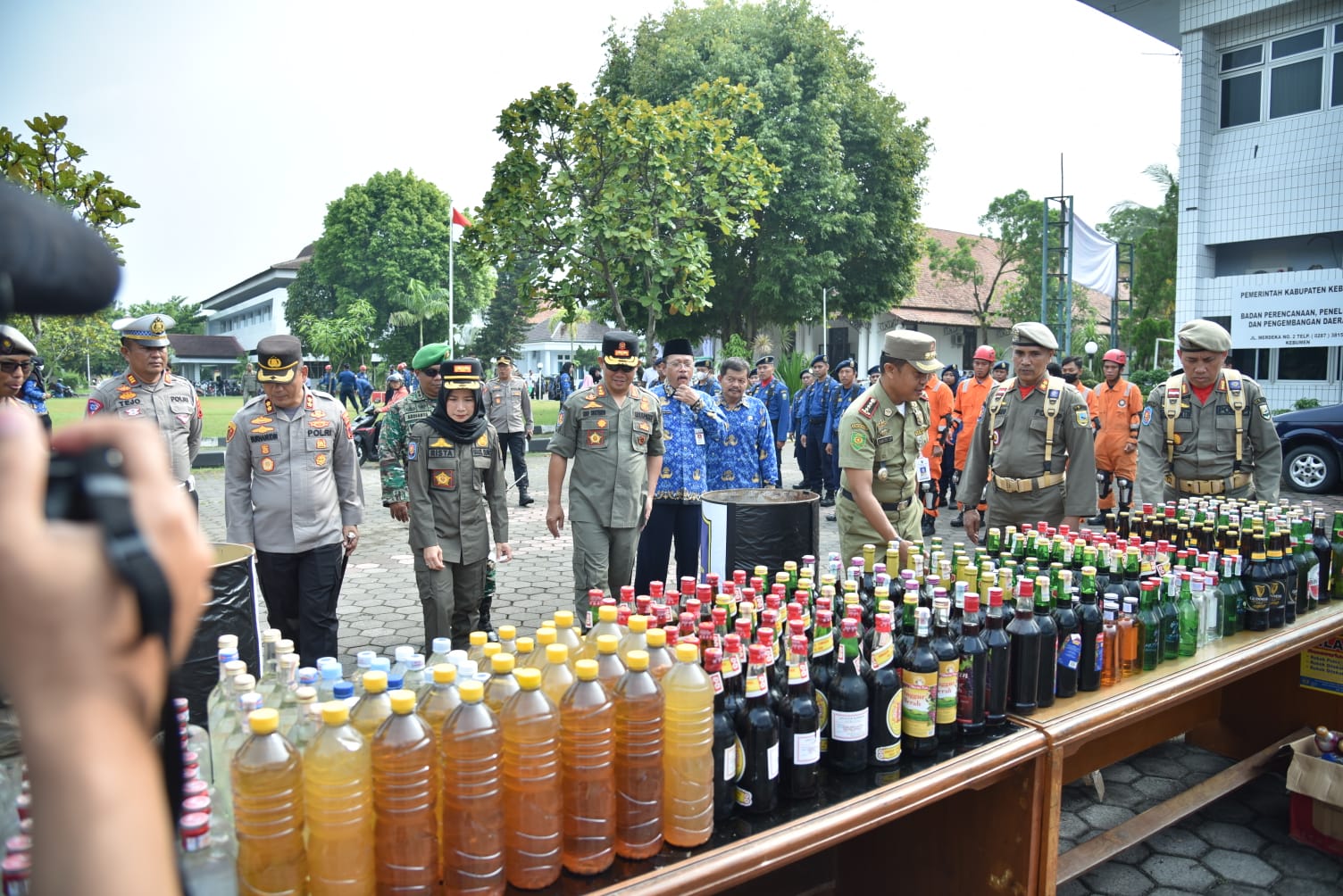 Jelang Ramadhan, Satpol PP Kebumen Musnahkan 729 Botol Miras