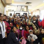 Wakil Ketua Badan Legislatif DPR RI Willy Aditya berfoto bersama usai menerima audiensi dengan 40 Pekerja Rumah Tangga (PRT) di Gedung Nusantara I, DPR RI.