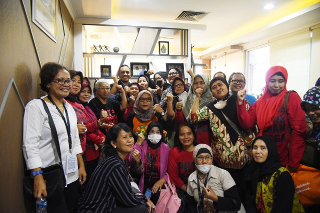Wakil Ketua Badan Legislatif DPR RI Willy Aditya berfoto bersama usai menerima audiensi dengan 40 Pekerja Rumah Tangga (PRT) di Gedung Nusantara I, DPR RI.