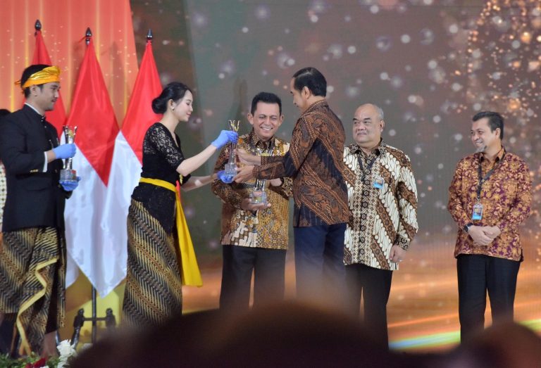 Presiden Beri Penghargaan Atas Kontribusi Berbagai Pihak Dalam Penanganan Covid-19