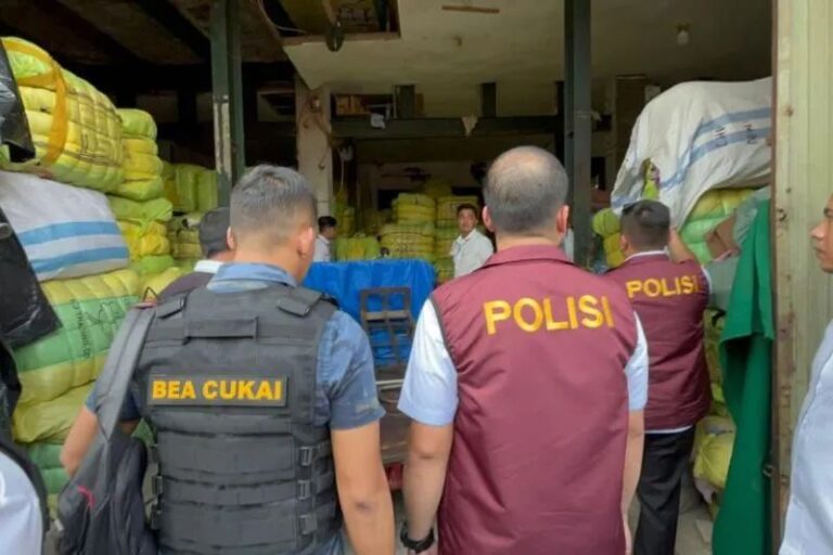 Bareskrim Bongkar Gudang Penyimpanan Pakaian Thrifting