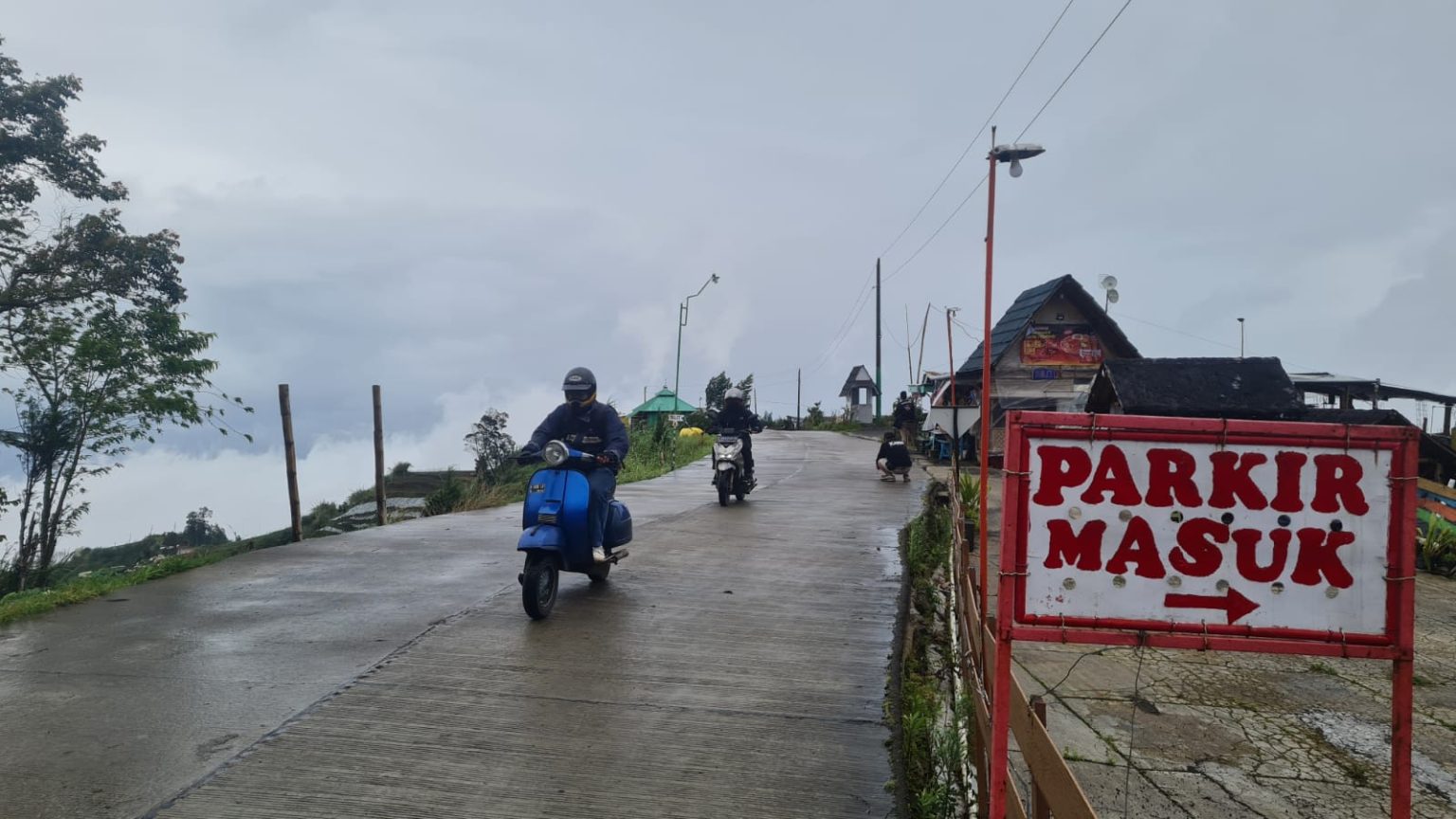 Jalan Bantuan Gubernur di Desa Kembanglangit Kini Jadi Tujuan Wisata