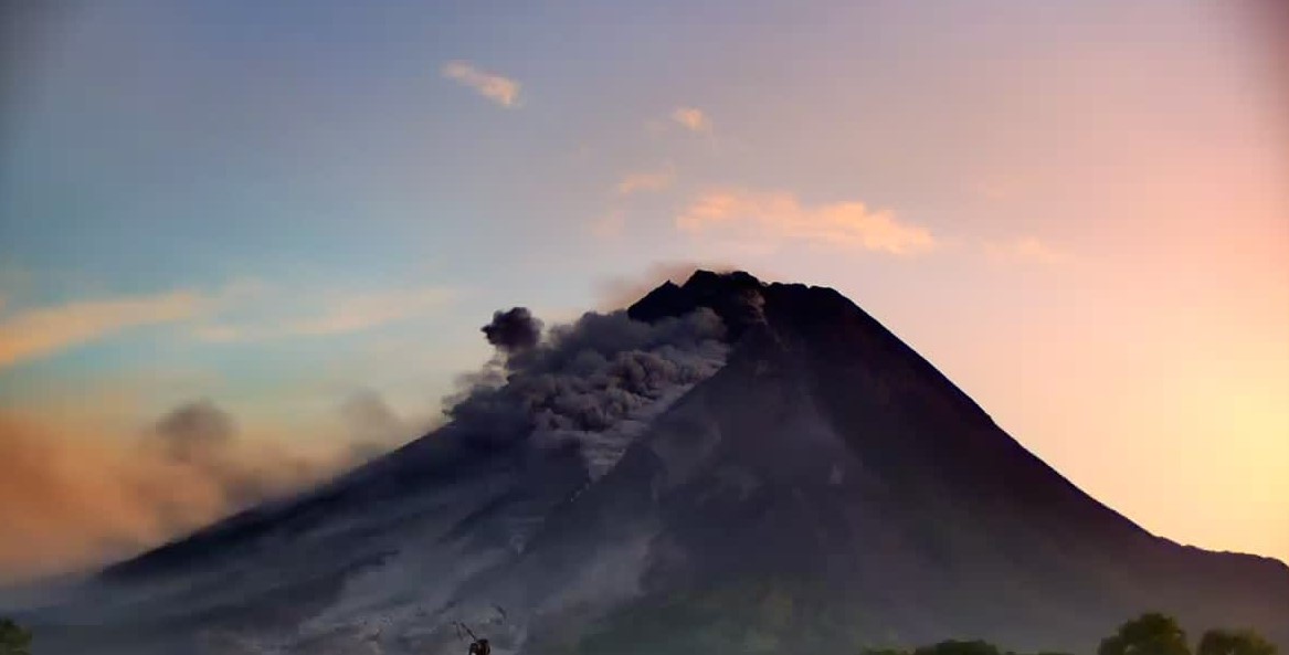 Merapi Erupsi dan Mengeluarkan Guyuran Lava, Ini Imbauan Polda Jateng
