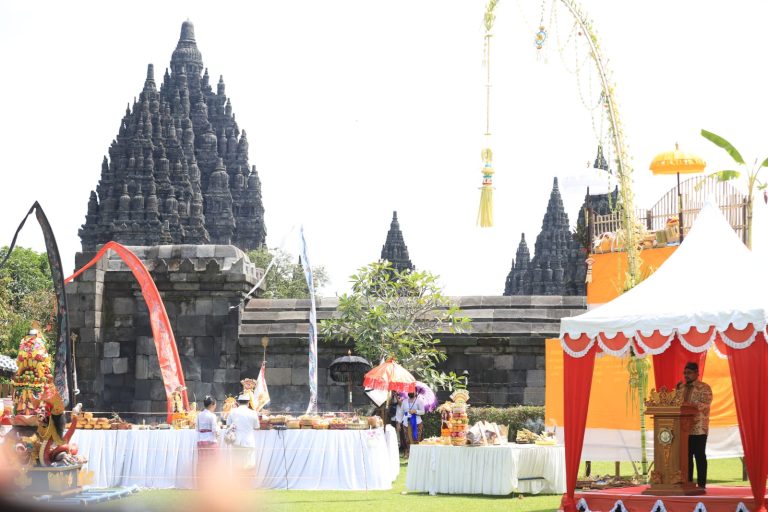 Menag Yaqut Cholil Qoumas dalam perayaan Tawur Agung Kesanga di pelataran Candi Prambanan