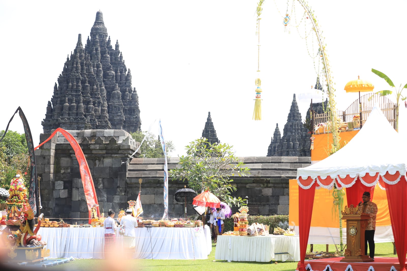 Menag Yaqut Cholil Qoumas dalam perayaan Tawur Agung Kesanga di pelataran Candi Prambanan