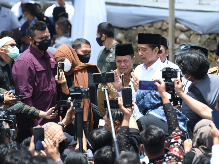 Presiden Jokowi memberikan keterangan pers, di Pondok Pesantren Al-Ittifaq, Kab. Bandung, Jabar, Senin (06/03).