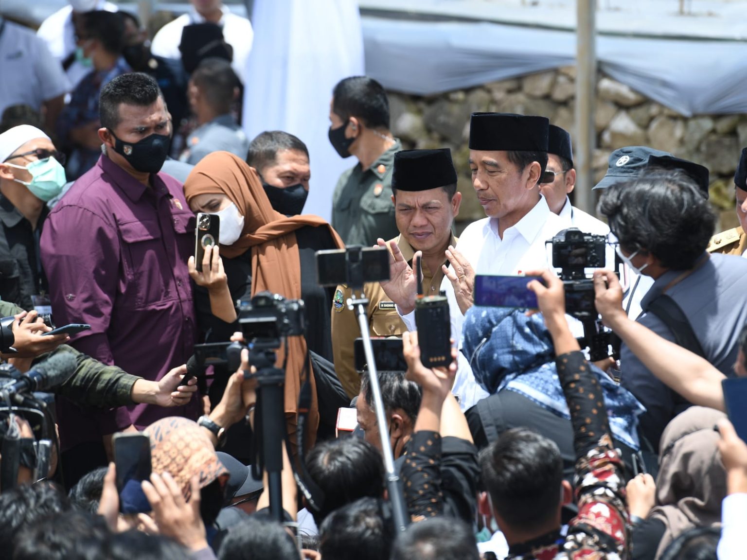 Presiden Jokowi memberikan keterangan pers, di Pondok Pesantren Al-Ittifaq, Kab. Bandung, Jabar, Senin (06/03).