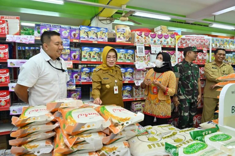 Pantau Pasar, Bupati: Harga Kebutuhan Pokok Relatif Stabil dan Stok Aman