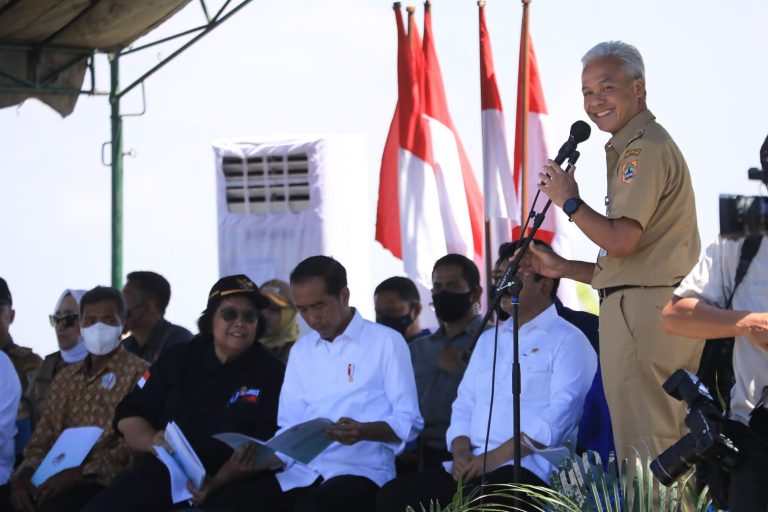 Ganjar Beri 3 Pesan untuk Penerima Sertifikat Tanah, SK Perhutanan Sosial dan TORA