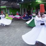 Siswa MI Al Hidayah Kalitlawah menggelar tari Sufi di halaman masjid Masjid Jami' As Sholihin, Sabtu (25/03)