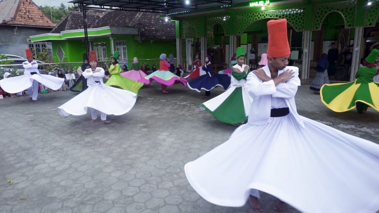 Siswa MI Al Hidayah Kalitlawah menggelar tari Sufi di halaman masjid Masjid Jami' As Sholihin, Sabtu (25/03)