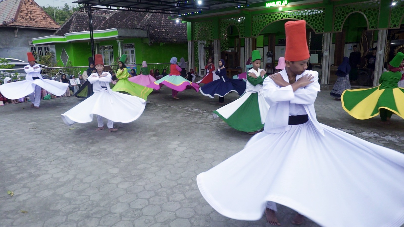 Siswa MI Al Hidayah Kalitlawah menggelar tari Sufi di halaman masjid Masjid Jami' As Sholihin, Sabtu (25/03)