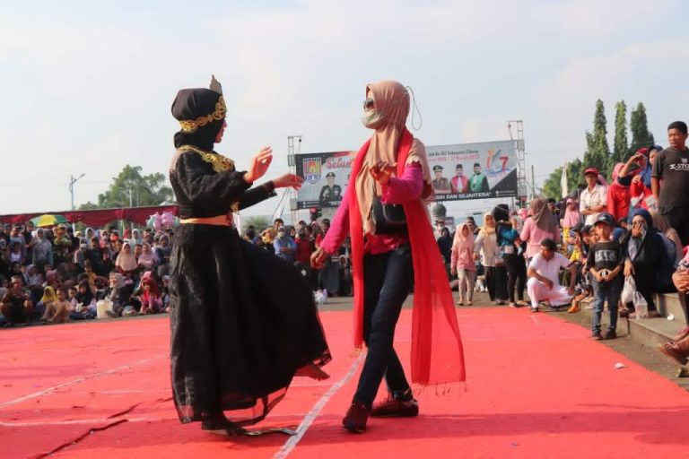 Tampil Saat CFD, Tari Jaipong Khas Pasundan, Disambut Warga Cilacap
