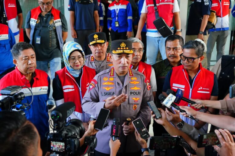 Tinjau Terminal BBM, Kapolri Pastikan Penanganan dan Kebutuhan Pengungsi Terpenuhi