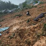 Seorang warga berjalan di lokasi kejadian tanah longsor di Kecamatan Serasan, Kabupaten Natuna, Kepulauan Riau, Senin (06/03).