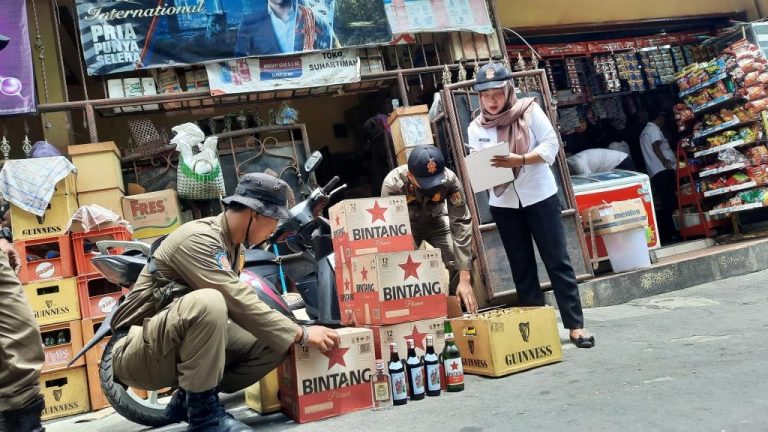 Satpol PP Kota Semarang Razia Ratusan Botol Miras