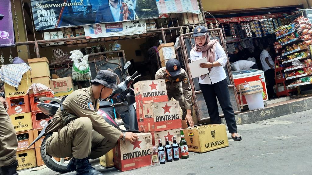 Satpol PP Kota Semarang Razia Ratusan Botol Miras