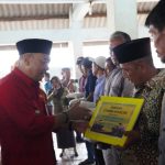 Musim Baratan, PJ Bupati Edy Supriyanta Serahkan Bantuan 50,6 Ton Beras ke Nelayan