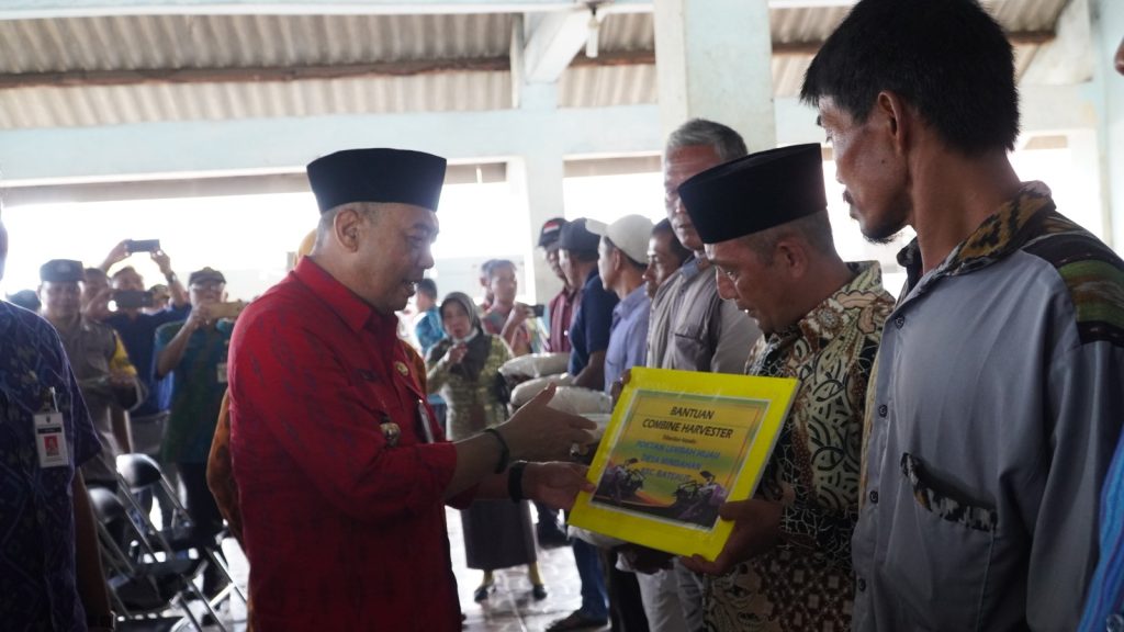 Musim Baratan, PJ Bupati Edy Supriyanta Serahkan Bantuan 50,6 Ton Beras ke Nelayan
