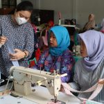 Tambah Income Keluarga, IRT Dilatih Menjahit Kerajinan Kain Perca