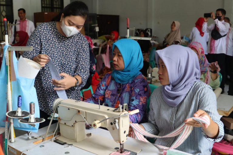 Tambah Income Keluarga, IRT Dilatih Menjahit Kerajinan Kain Perca