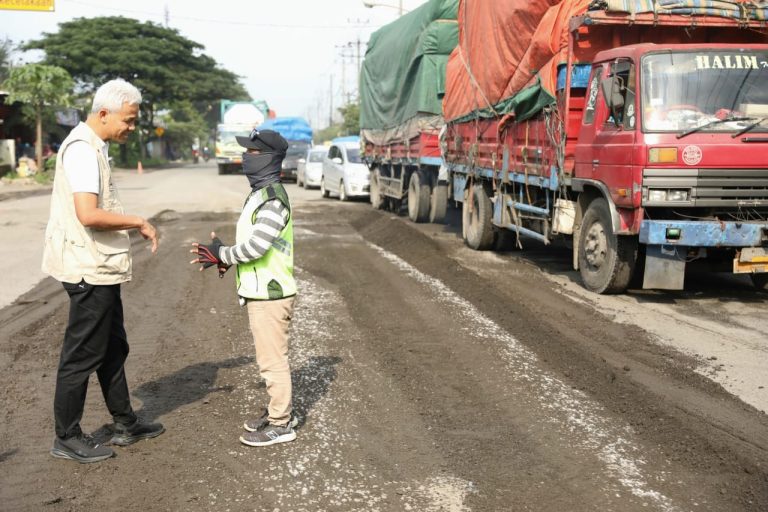 Tinjau Jalan Rusak Pantura Timur, Ganjar Langsung Kontak Kepala BBPJN