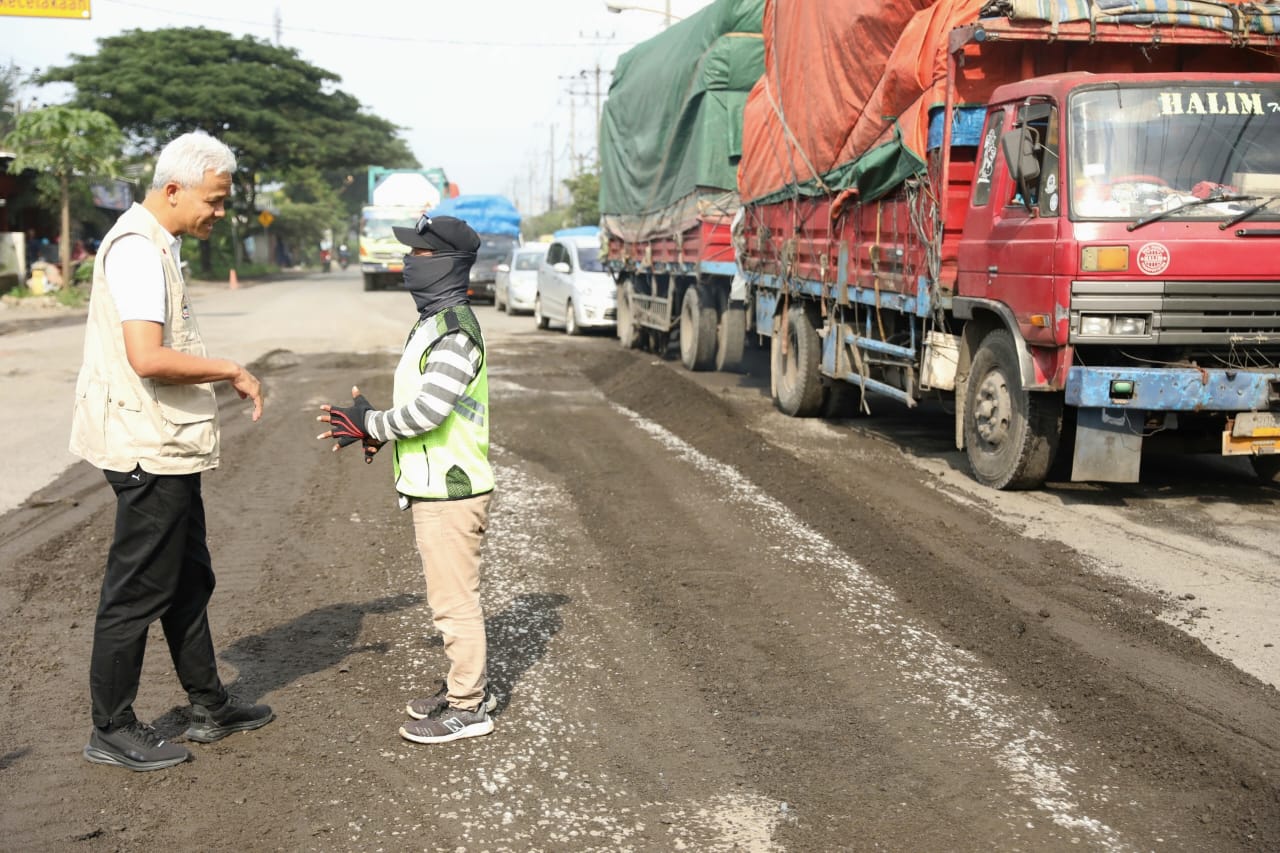 Tinjau Jalan Rusak Pantura Timur, Ganjar Langsung Kontak Kepala BBPJN