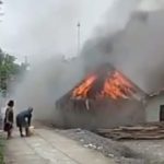 Dipicu Korsleting, Rumah Warga Mojorebo Dilalap Api