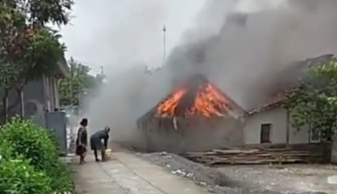 Dipicu Korsleting, Rumah Warga Mojorebo Dilalap Api