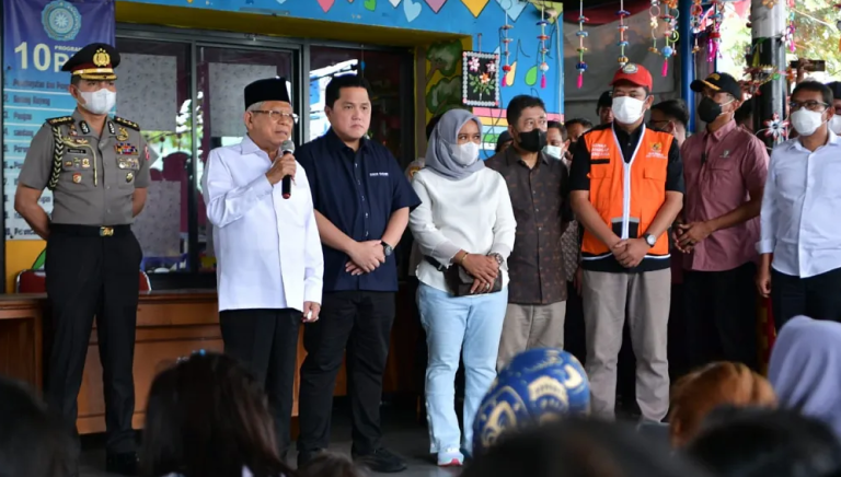 Kunjungi Posko Pengungsi Korban Kebakaran, Wapres Serahkan Bantuan