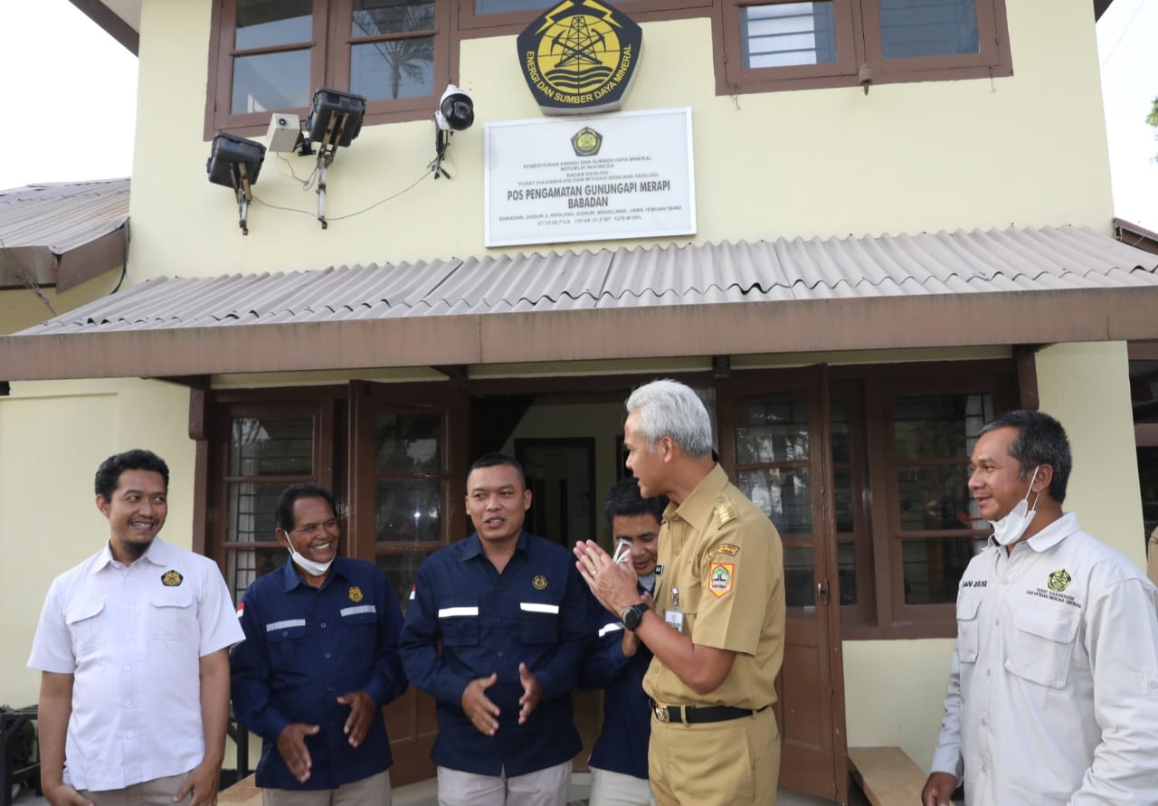 Terjadi 60 Kali Guguran Awan Panas, Ganjar Pantau Dampak Erupsi Merapi di Pos Babadan