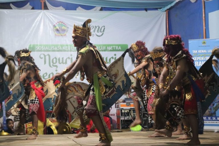 Tari Topeng, Seni Tradisi yang Masih Bertahan di Desa Simbarejo