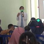 Dokter spesalis anak RSUD Simo, dr. Lusia Putri Wijayanti, memberikan edukasi kesehatan mengenai TBC pada anak, Jumat (24/03)