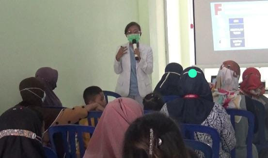 Dokter spesalis anak RSUD Simo, dr. Lusia Putri Wijayanti, memberikan edukasi kesehatan mengenai TBC pada anak, Jumat (24/03)
