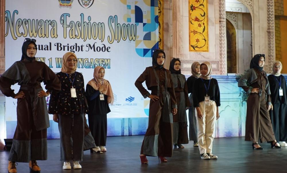 Pamerkan Busana Berkualitas, SMK Neswara Gelar Fesyen Show