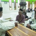Beberapa lansia mengikuti kegiatan mengaji di Taman Pendidikan Al-Qur'an (TPQ) Masjid Jami' As Sholihin, Sabtu (25/03)