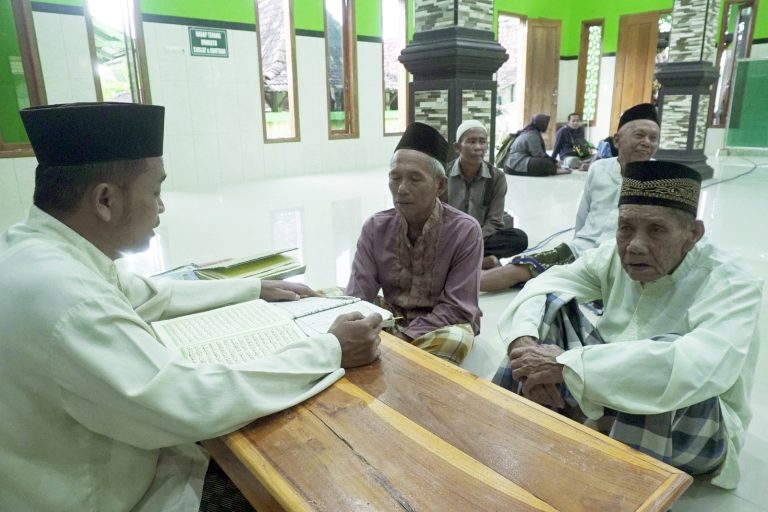 Beberapa lansia mengikuti kegiatan mengaji di Taman Pendidikan Al-Qur'an (TPQ) Masjid Jami' As Sholihin, Sabtu (25/03)