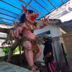 Pemuda umat Hindu Pura Bhuana Puja, Desa Karanganyar, Kecamatan Tamansari gotong royong membuat dua ogoh-ogoh.