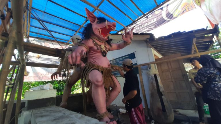 Pemuda umat Hindu Pura Bhuana Puja, Desa Karanganyar, Kecamatan Tamansari gotong royong membuat dua ogoh-ogoh.