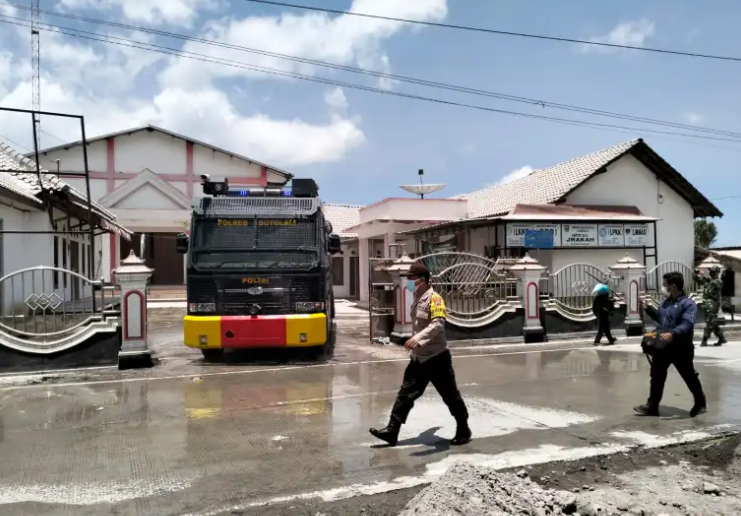 3 Desa di Selo Boyolali Terdampak Hujan Abu, Tim Gabungan Bersihkan dengan Penyemprotan