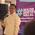 Kepala BPJPH M. Aqil Irham memimpin Kampanye Wajib Sertifikasi Halal 2024 di Kota Kasablanka, Jakarta.
