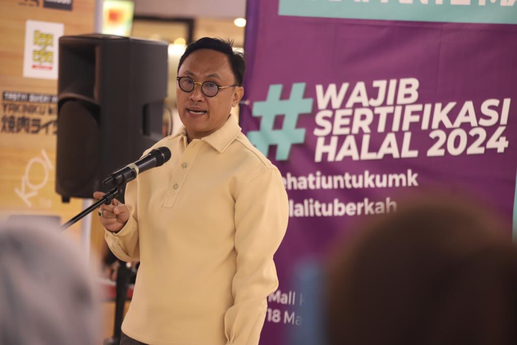Kepala BPJPH M. Aqil Irham memimpin Kampanye Wajib Sertifikasi Halal 2024 di Kota Kasablanka, Jakarta.
