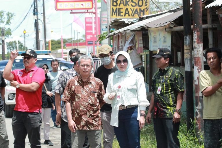 Dikeluhkan Masyarakat, Bupati Klaten Cek Jalan Rusak Bayat – Wedi