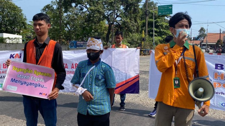 KAI dan Railfans Sosialisasikan Keselamatan Perlintasan Sebidang