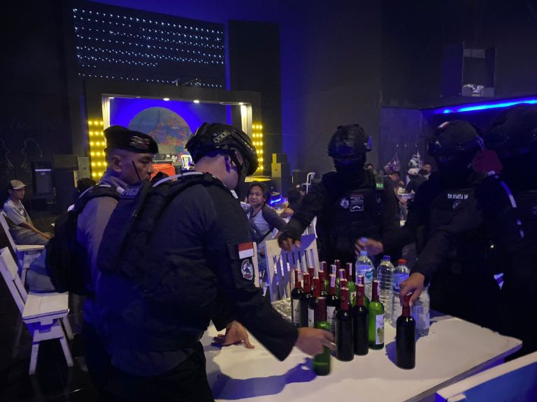 Razia Tempat Karaoke, Polresta Surakarta Amankan Ratusan Botol Miras Berbagai Merk