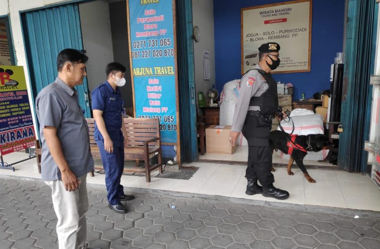Jelang Mudik Lebaran 2023, Polresta Surakarta Terjunkan Unit K9 Sisir Terminal Tirtonadi Solo